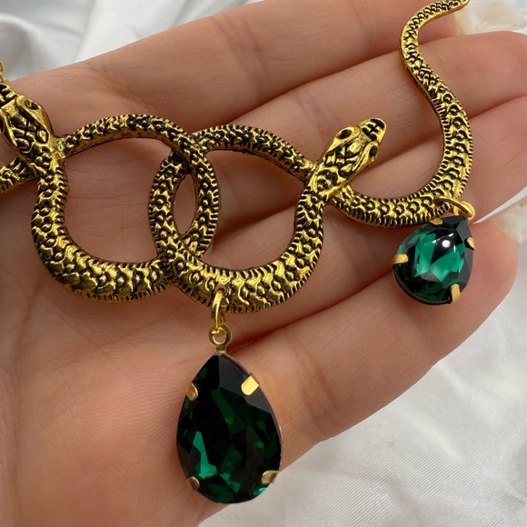 Serpent serpentine Snake Necklace with Green Gemstones - Picture 6 of 10